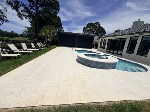 Travertine pool deck and pool pavers installed by Fénix Paver Landscape, Niceville FL