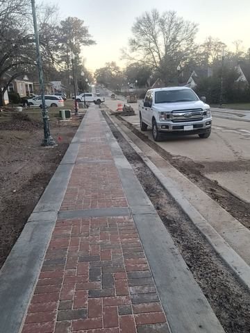 Paver walkway installed by Fénix Paver Landscape, Niceville FL