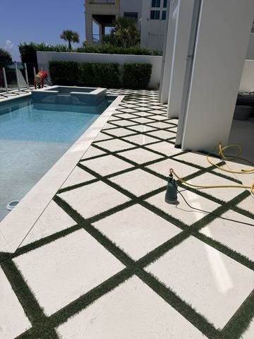 Travertine pool deck and pool pavers installed by Fénix Paver Landscape, Destin FL