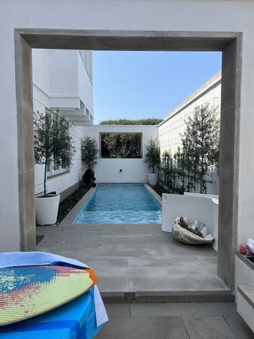 Travertine pool deck and pool pavers installed by Fénix Paver Landscape, Miramar Beach FL