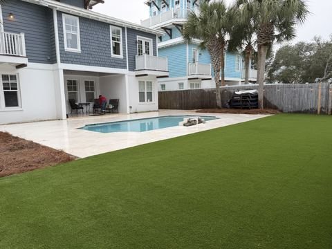 Travertine pool deck and pool pavers installed by Fénix Paver Landscape, Destin FL